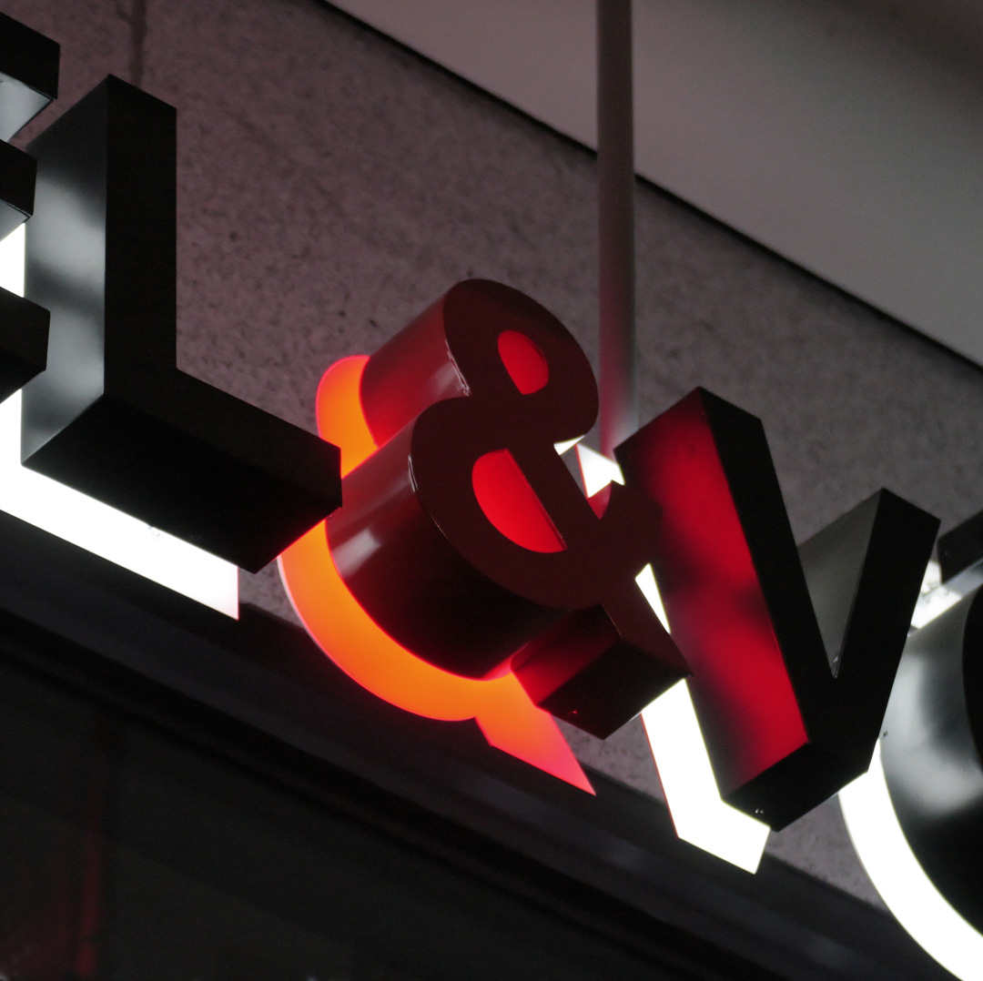 Fasadskylt i lackerad aluminium med LED-bakbelysning och reflektorplåt