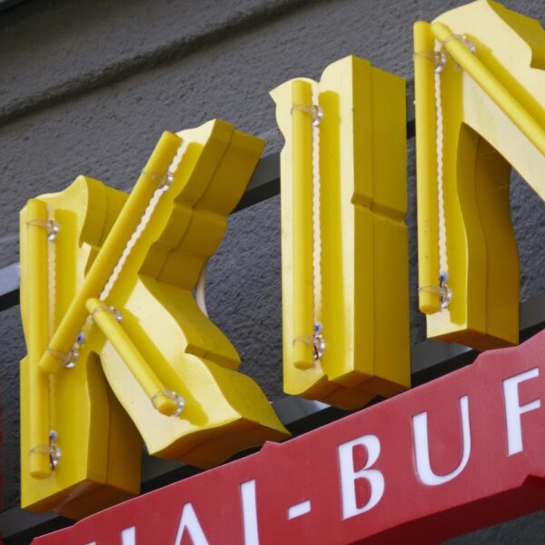 Kingtan fasadskylt – LED-neon i konturformad ljuslåda - Bild 5