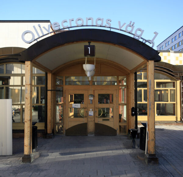 Fasadskylt i välvd form i lackerad aluminium med framifrån LED-belysta individuella profilbokstäver monterad ovanpå entrétak - Bild 4