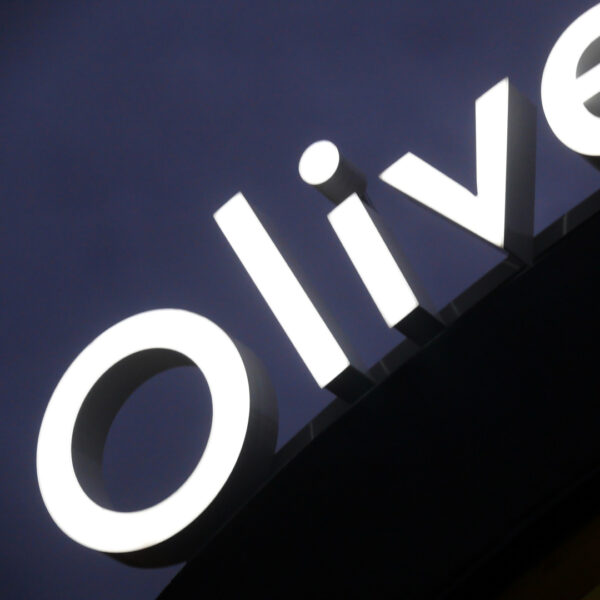 Fasadskylt i välvd form i lackerad aluminium med framifrån LED-belysta individuella profilbokstäver monterad ovanpå entrétak - Bild 3