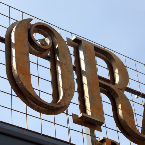 Orangeriet Fasadskylt Bakbelyst med Reflektorplåt – Rostad Corten - Bild 5