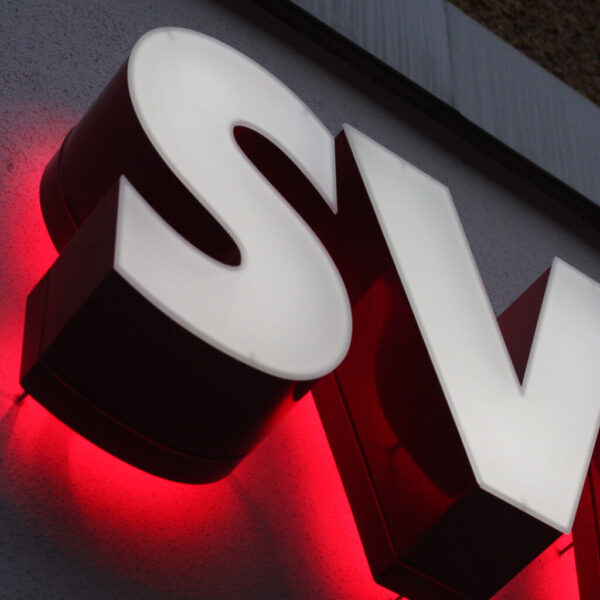 Fasadskylt i lackerad aluminium med bak- och framifrån LED-belysta profilbokstäver distansmonterade från väggen