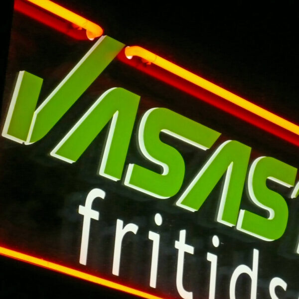 Fasadskylt ljuslåda med upphöjd logotyp och glas neonram
