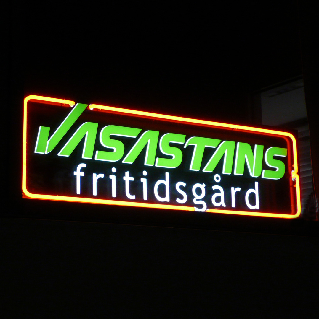 Fasadskylt ljuslåda med upphöjd logotyp och glas neonram