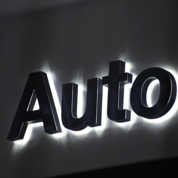 Fasadskylt i Svartlackerade Profilbokstäver i Aluminium med LED Bakbelysning - Bild 3