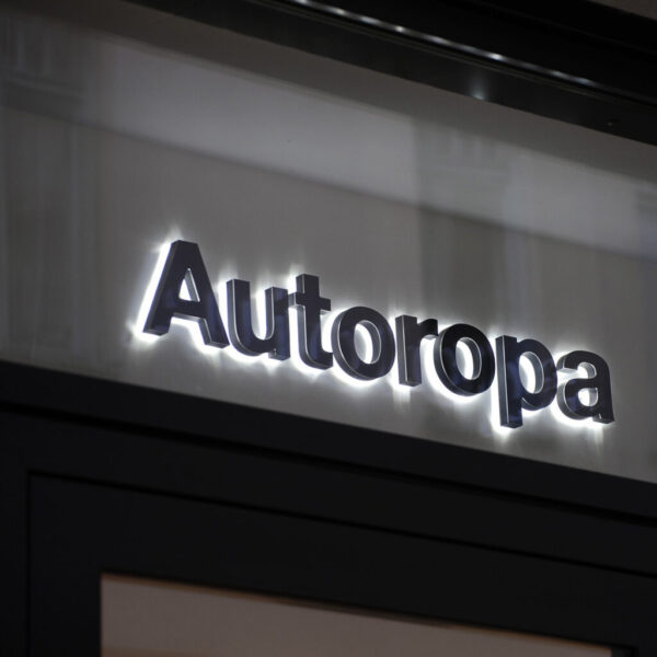 Fasadskylt i Svartlackerade Profilbokstäver i Aluminium med LED Bakbelysning