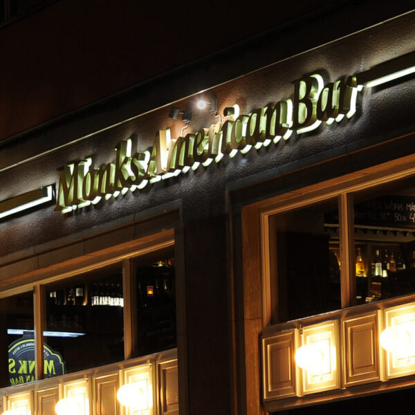 Fasadskylt i Guld med LED Bakbelysning & Reflektorplatta