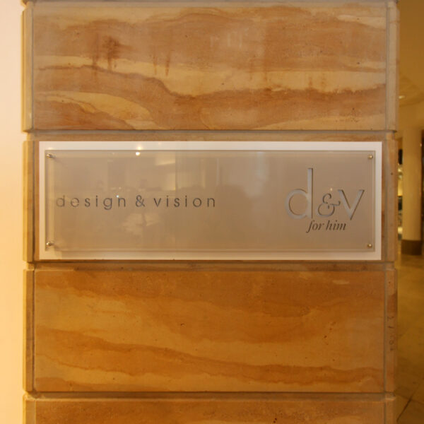 Akrylskylt i Transparent Design med Negskuren Vinyldekor - Bild 7