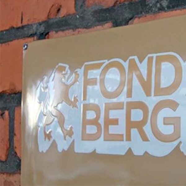 Fondberg Kupad Emaljskylt med Vit Schablonerad Logotyp – Klassisk & Hållbar - Bild 3
