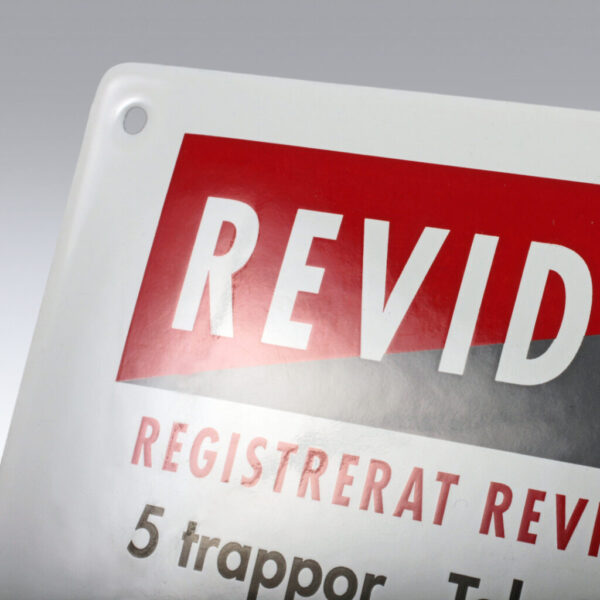 Revideco Kupad Emaljskylt – Vit Botten & Screentryck i Två Färger