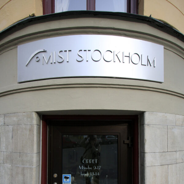 Fasadskylt och Flaggskylt i Rostfritt med Upphöjd Logotyp - Bild 3