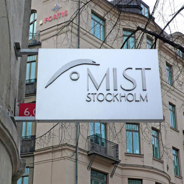 Fasadskylt och Flaggskylt i Rostfritt med Upphöjd Logotyp