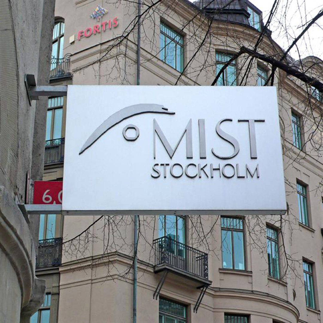 Fasadskylt och Flaggskylt i Rostfritt med Upphöjd Logotyp