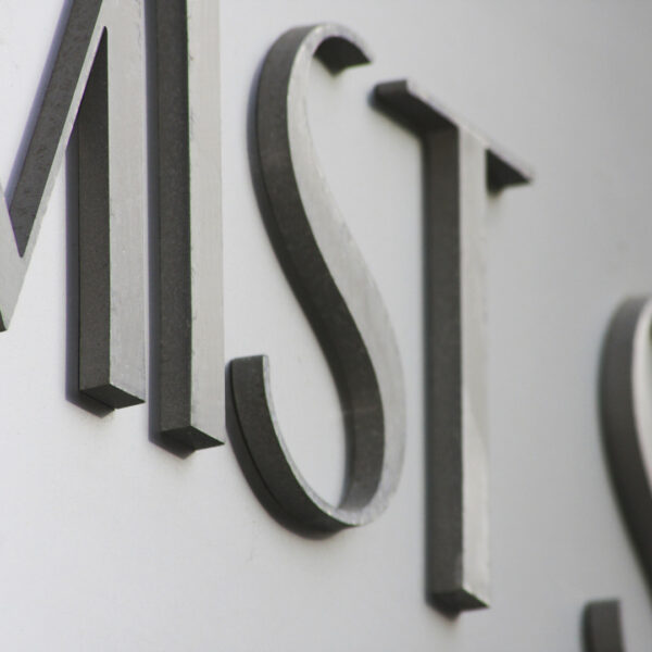 Fasadskylt och Flaggskylt i Rostfritt med Upphöjd Logotyp - Bild 5
