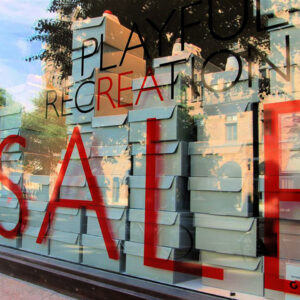 Fönsterdekor i röd transparent vinyl för SALE och REA – självhäftande skyltning för kampanj och skyltfönster