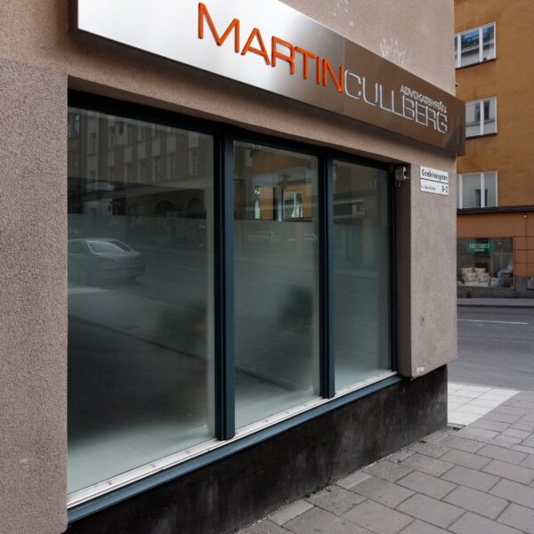 Fasadskylt Martin Cullberg i rostfritt med ljuslåda, perforerad - translucent vinyl, med midja, kantbelyst & corona effekt - Bild 7