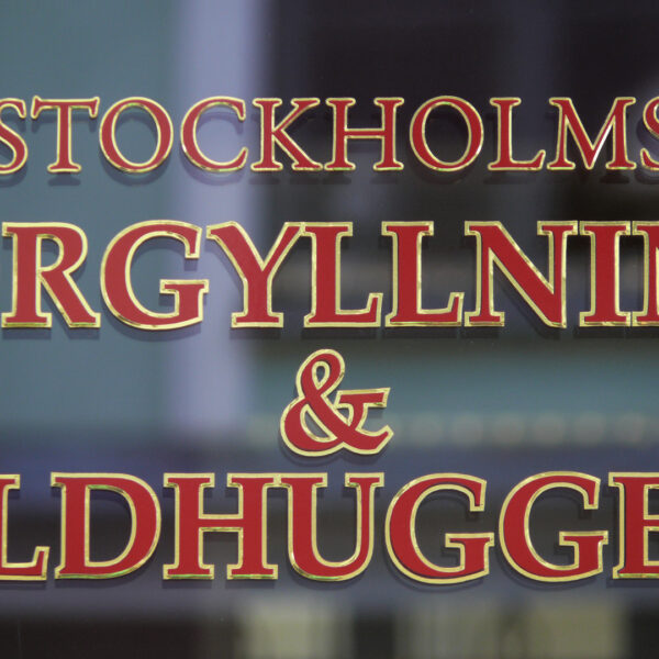 Stockholm förgyllning Fönsterdekor i Rött med Kromguld-Outline – Elegant Skyltlösning - Bild 3