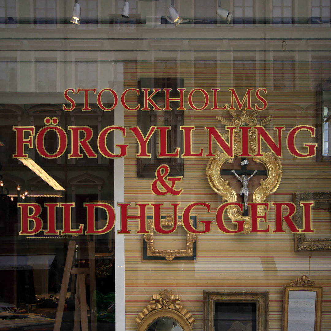 Stockholm förgyllning Fönsterdekor i Rött med Kromguld-Outline – Elegant Skyltlösning