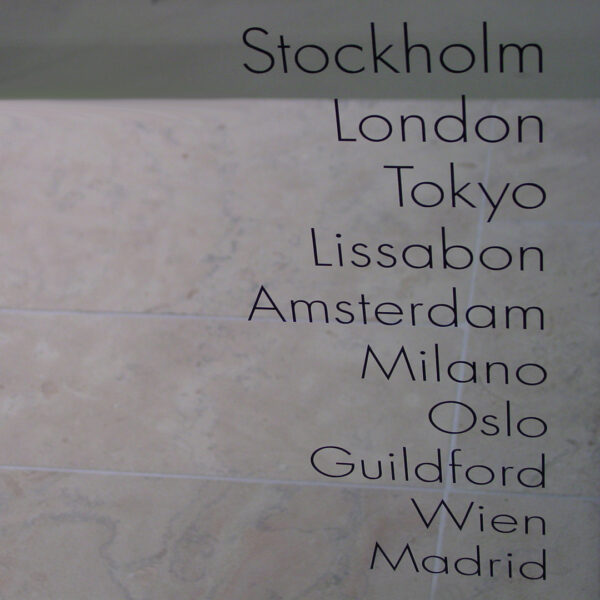 Fönsterdekor med Svart Vinyl – Text & Logotyp för Stilren Skyltning - Bild 3