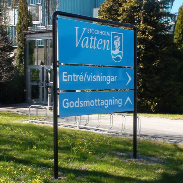 Pylonskylt med två svartlackerade rundrörsben och informationsskyltar med digitaltryck på plåt
