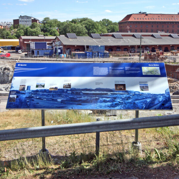 Stolpskylt i digitaltryckt aluminium med galvaniserade stolprör och betongfundament - Bild 7