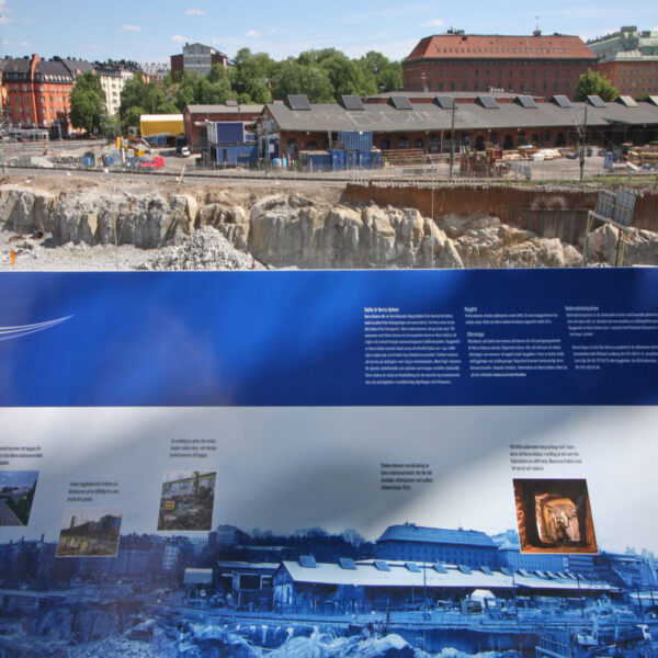 Stolpskylt i digitaltryckt aluminium med galvaniserade stolprör och betongfundament - Bild 6