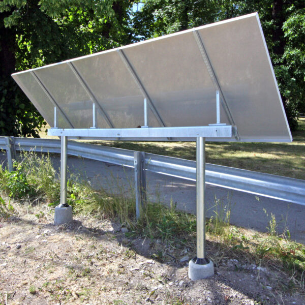 Stolpskylt i digitaltryckt aluminium med galvaniserade stolprör och betongfundament - Bild 5