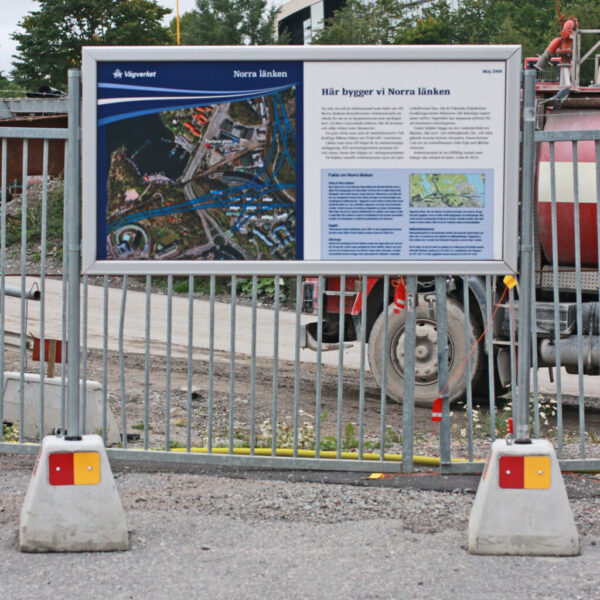 Stolpskylt i digitaltryckt aluminium med galvaniserade stolprör och betongfundament