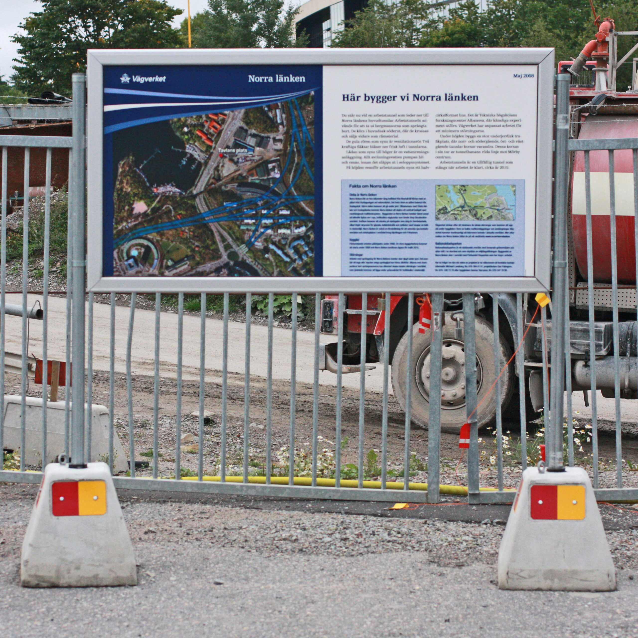 Stolpskylt i digitaltryckt aluminium med galvaniserade stolprör och betongfundament