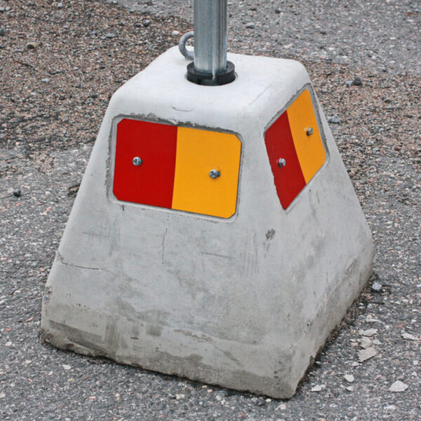 Stolpskylt i digitaltryckt aluminium med galvaniserade stolprör och betongfundament