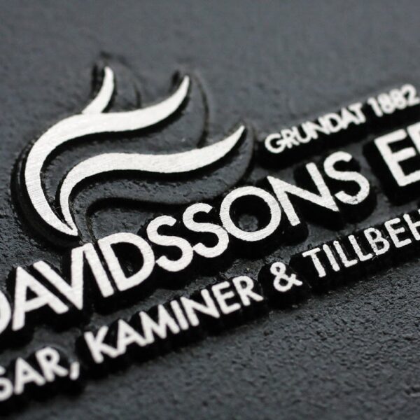Josef Davidsson Gjuten aluminiumskylt - svart botten & slipad topp - Bild 4