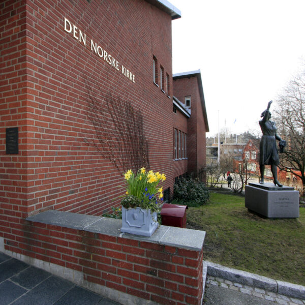 Gjuten informationsskylt i brons med mörkoxiderad botten och slipad topp - Bild 5