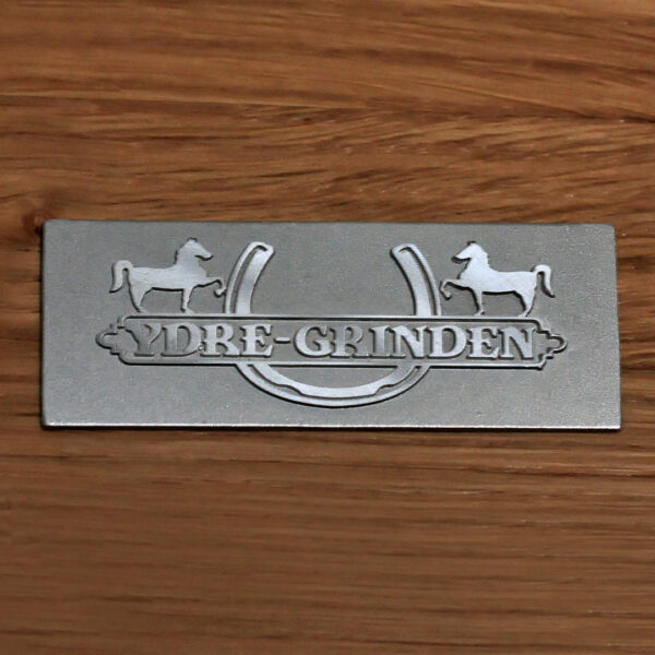 Gjuten Aluminiumskylt med Slipad Topp & Blästrad Botten - Bild 6