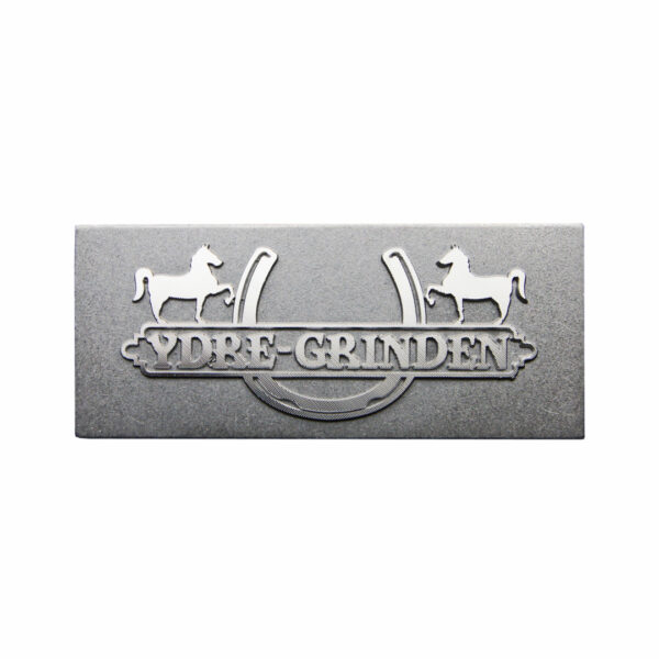 Gjuten Aluminiumskylt med Slipad Topp & Blästrad Botten - Bild 4