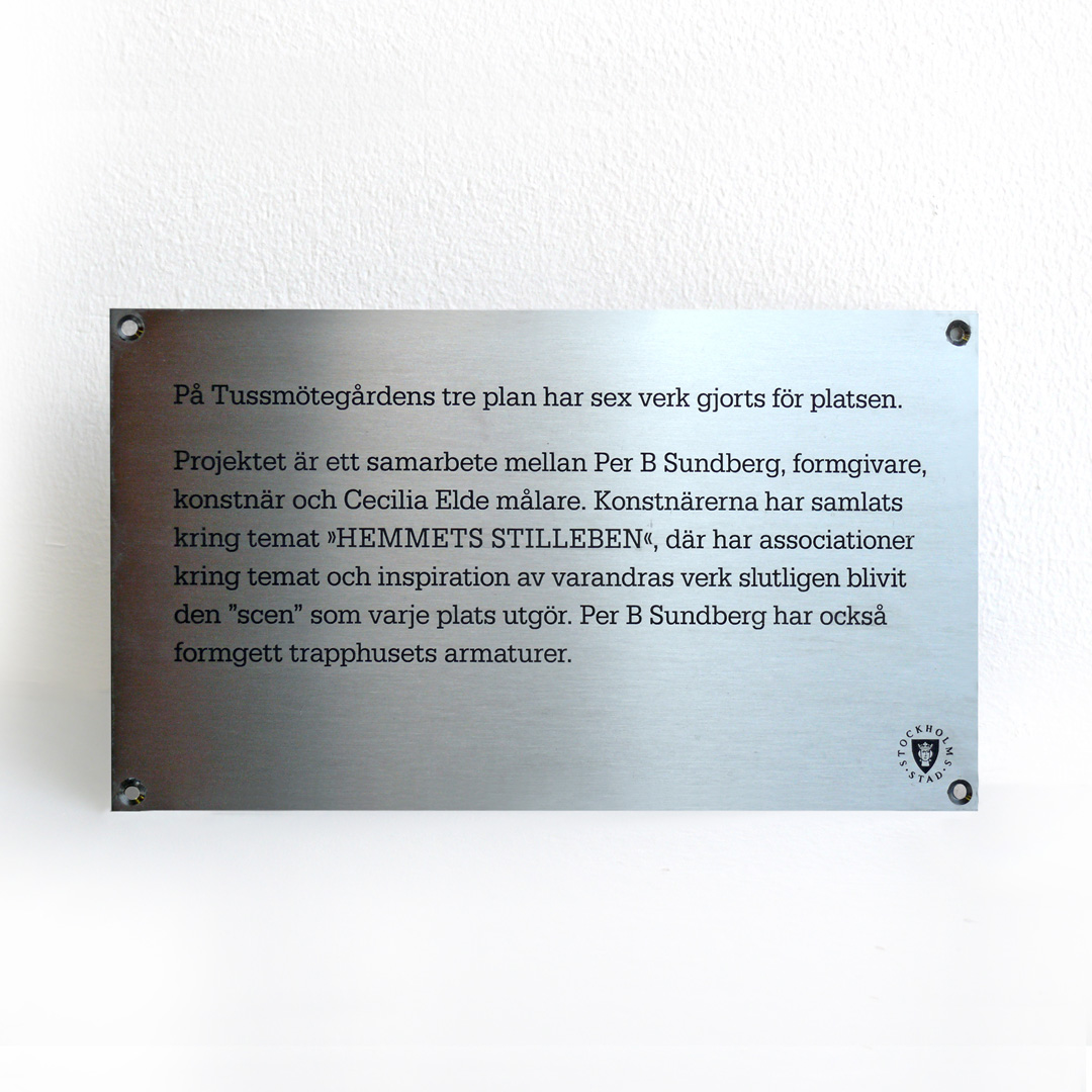 Informationsskylt / verksskylt i borstat rostfritt stål med etsad och färgfylld dekor – projekt med flera skyltar med unik gravyr