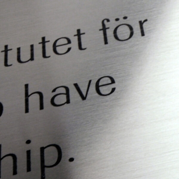 Bordskylt i Transparent Akryl med Infräst Rostfri Graverad Skylt - Bild 3