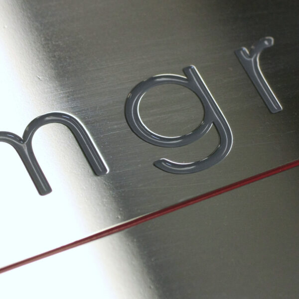 Dörrskylt i Blankpolerat Rostfritt Stål med Graverad Logotyp - Bild 3