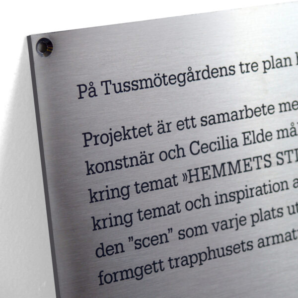 Informationsskylt / verksskylt i borstat rostfritt stål med etsad och färgfylld dekor – projekt med flera skyltar med unik gravyr - Bild 3