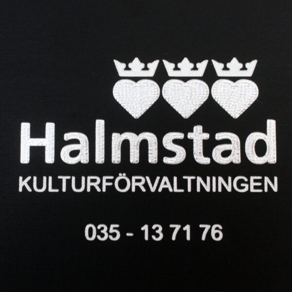 Taktilskylt i svarteloxerad aluminium med blindskrift