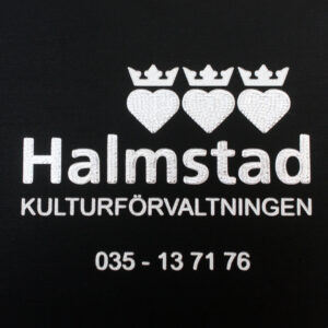 Taktilskylt i svarteloxerad aluminium med blindskrift