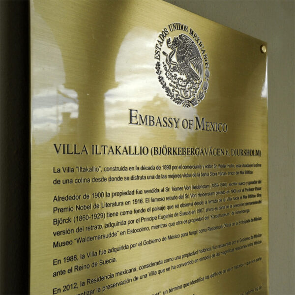 Informationsskylt i mässing med graverad och färgfylld dekor