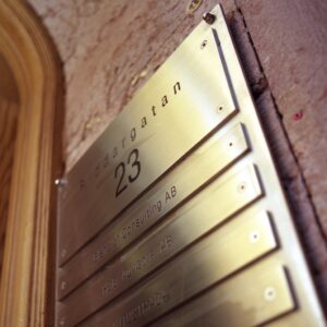 info_hanvisningsskyltar_clarex_skyltar_riddargatan23_1