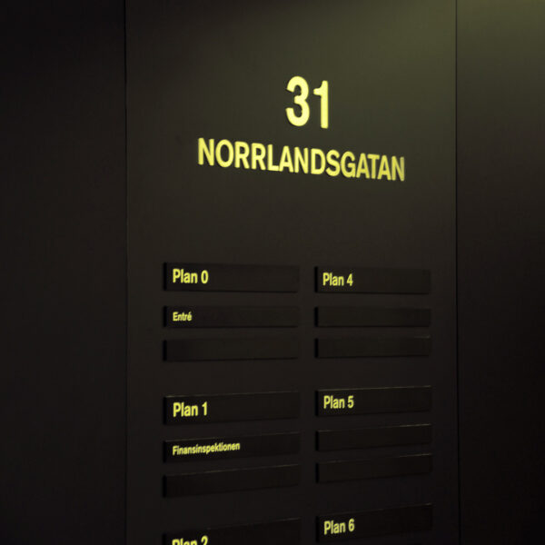 Fastighetsskylt i svarteloxerad aluminium med mässingsram - Bild 4