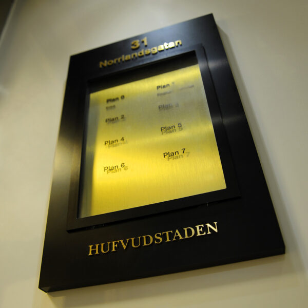 Fastighetsskylt i svarteloxerad aluminium med mässingsram - Bild 3