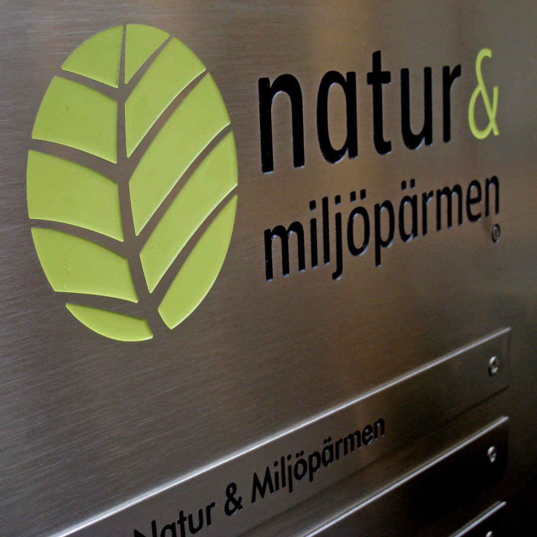 Fastighetsskylt i Rostfritt med Graverad Logotyp & Toppade Linjalskyltar