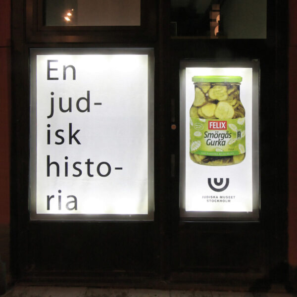 Judiska Museet Ljuslåda med Inre LED-belysning och Textila Mechfronter