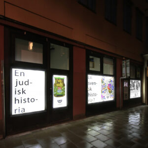 Judiska Museet Ljuslåda med Inre LED-belysning och Textila Mechfronter