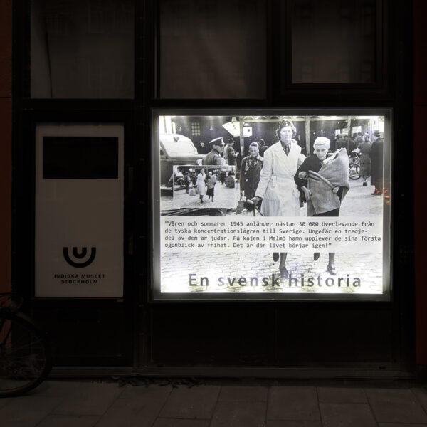 Judiska Museet Ljuslåda med Inre LED-belysning och Textila Mechfronter - Bild 11