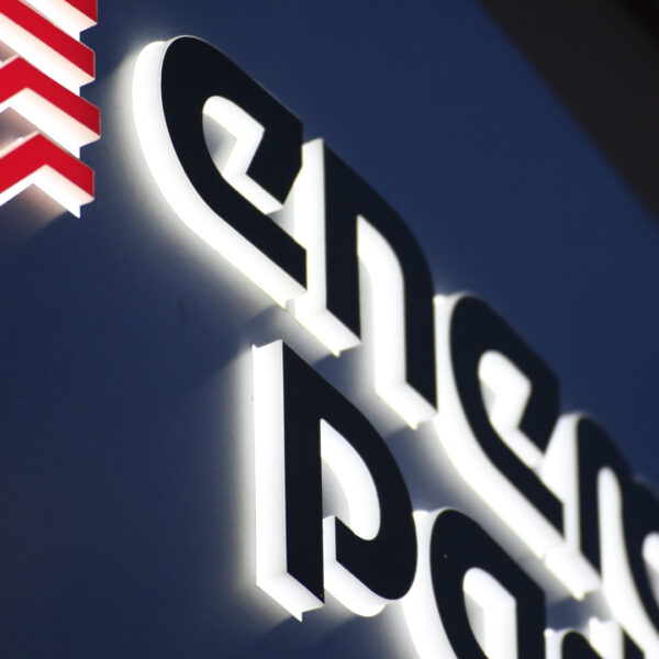 Fasadskylt med Konvex Ljuslåda och Sidobelyst Upphöjd Logotyp - Bild 3