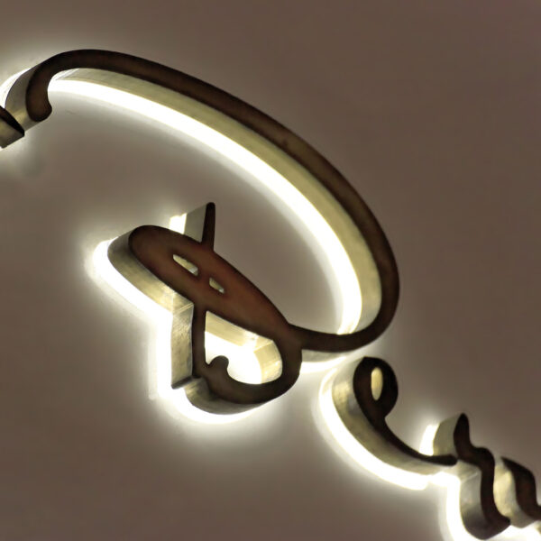 Fasadskylt ljuslåda med upphöjd LED-sidobelyst logotyp och mässingstopp - Bild 6